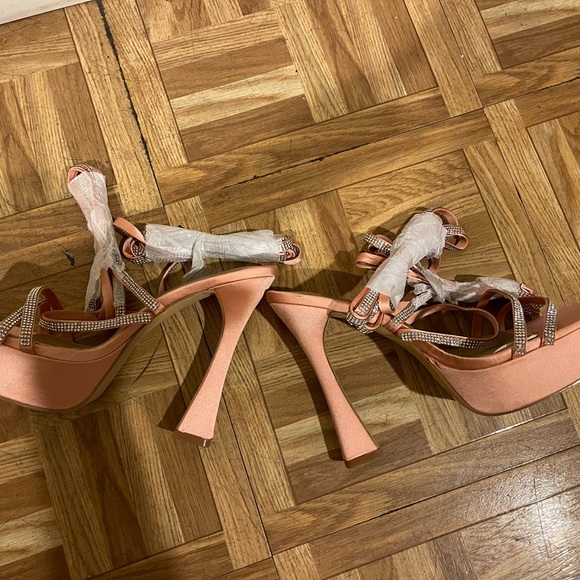 Never worn heels - Picture 2 of 4